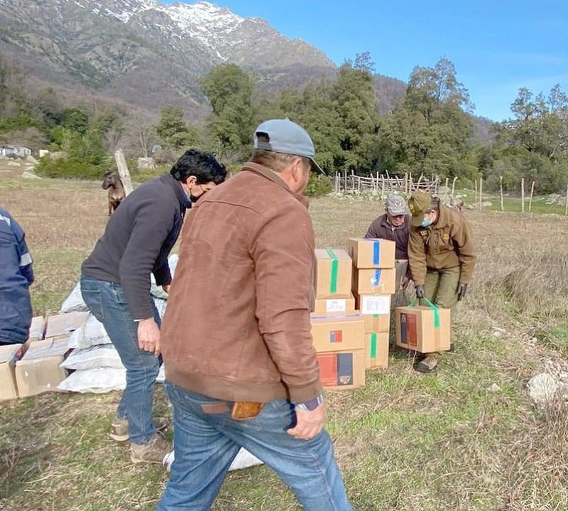 Linares: Carabineros entrega ayuda vía aérea dispuesta por el gobierno a lugareños aislados en la precordillera