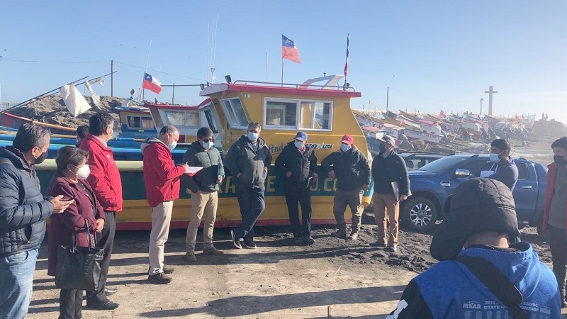 Director de Indespa se reúne en Curanipe con pescadores damnificados por el paso de la marejada