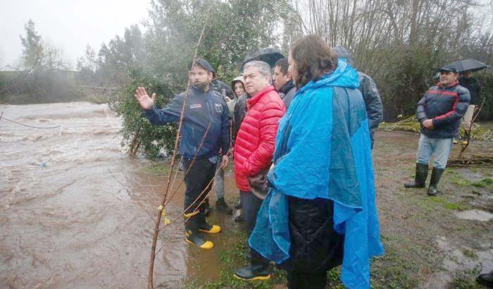 Senadores del Maule recorren zonas afectadas por desbordes e inundaciones