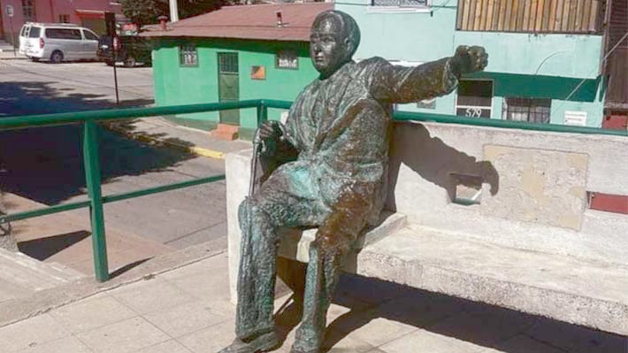 Mistral sin una mano y a Huidobro le robaron su sombrero: Restauran estatuas de Plaza de los Poetas en Valparaíso