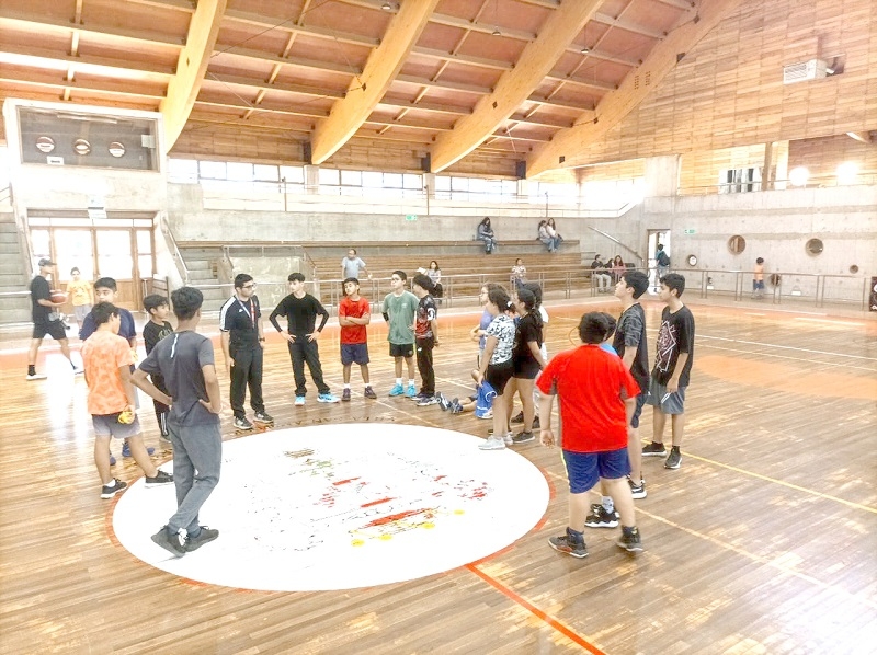 Talleres de Básquetbol se transforman en una oportunidad para que los niños disfruten del verano en Linares