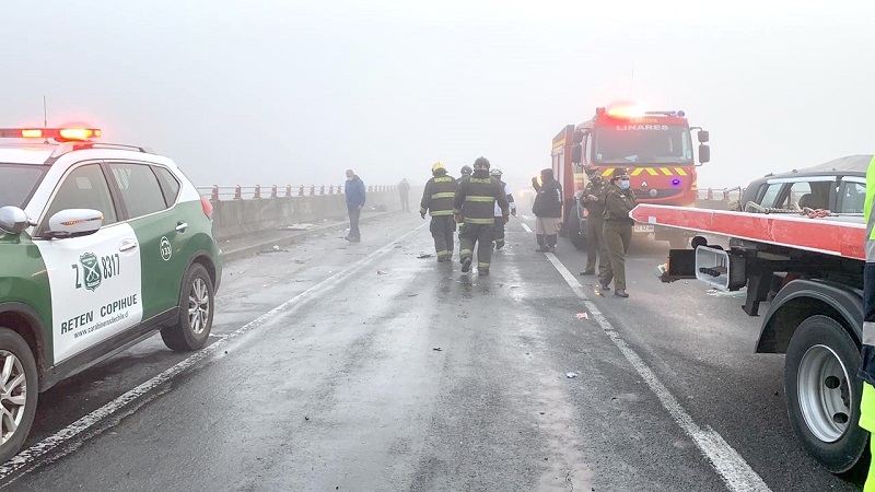 Múltiple colisión movilizó a bomberos de Linares y Longaví al sector de puente Achibueno