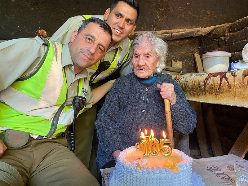 San Javier : Carabineros de Nirivilo celebró los 105 años de una vecina de la localidad