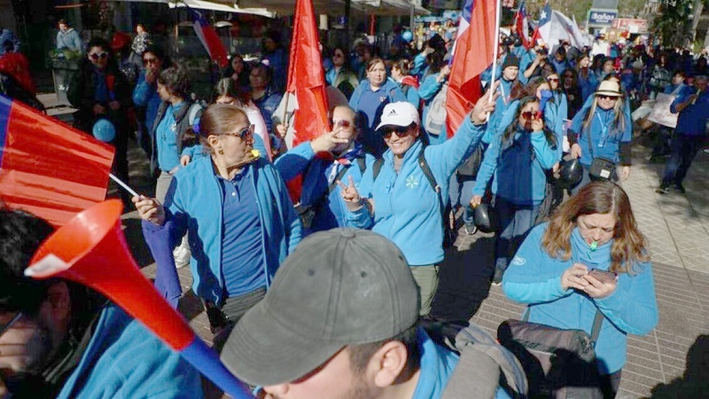 Cerca de 14 mil trabajadores de Walmart siguen "movilizados desde Arica a Punta Arenas"