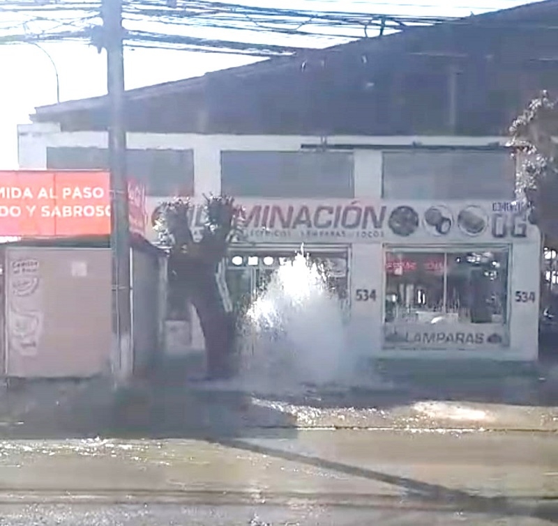  Nueva rotura de matriz generó trabajos de emergencia en avenida Januario Espinoza de Linares