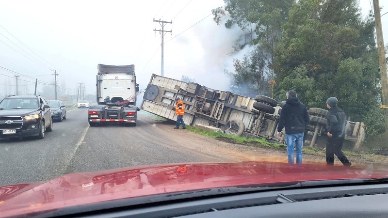 Volcamiento de camión movilizó a bomberos camino a Yerbas Buenas