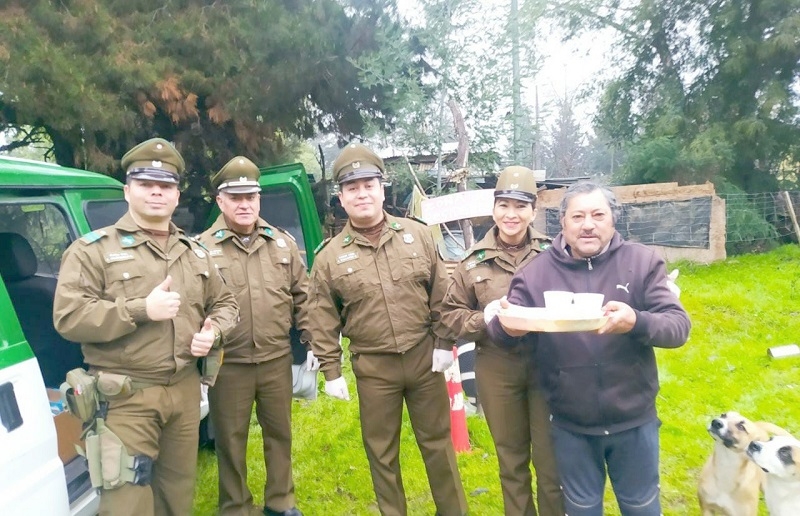 Carabineros de Linares entrega ayuda a personas en situación de calle durante esta temporada de fríos