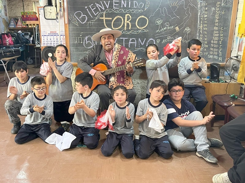 Estudiantes de las Escuelas de Chupallar y Roblería valoran presentaciones artísticas que los acercan al mundo de la cultura