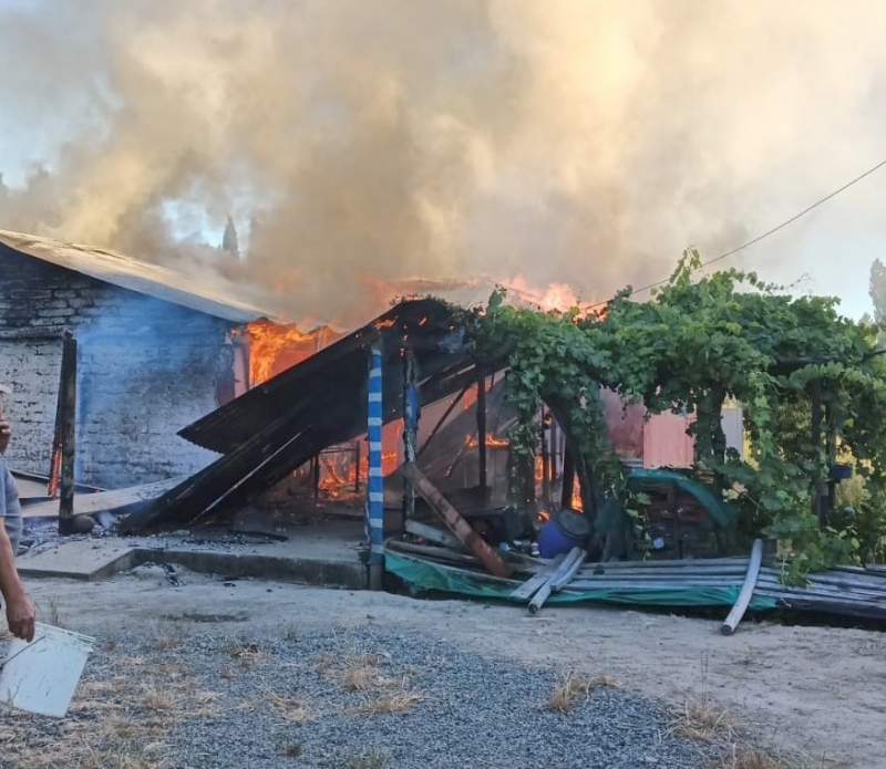 Longaví: incendio afectó a vivienda en sector Altos de Llollinco