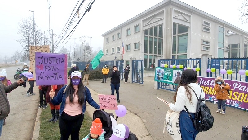 Concretan protesta frente a tribunales de Linares a 11 meses de femicidio de Norma Vásquez