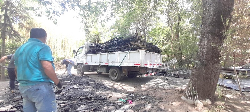 Municipalidad retiró escombros tras incendio de cabaña en Vega Ancoa