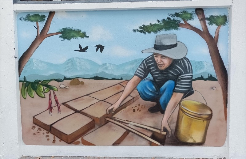 Linares: Destaca pintado de murales en calle Benjamín Novoa