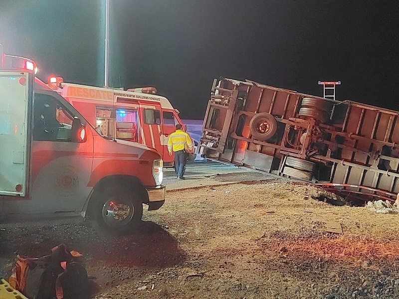 Volcamiento de camión deja un fallecido y un herido grave en Ruta 5 entre Longaví y Linares