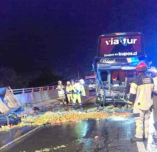 Linares: Amplio despliegue de rescate vehicular por colisión de bus y camión 3/4 en ruta 5