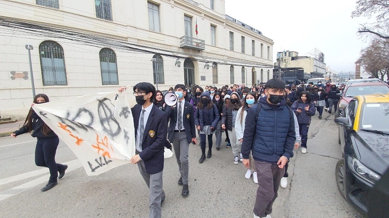 Linares: estudiantes secundarios retoman las marchas contra la jornada escolar completa