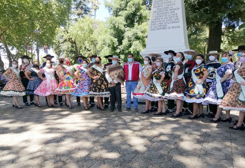 Parejas que participan en Nacional de Cueca Senior realizaron una presentación en la Plaza de Linares