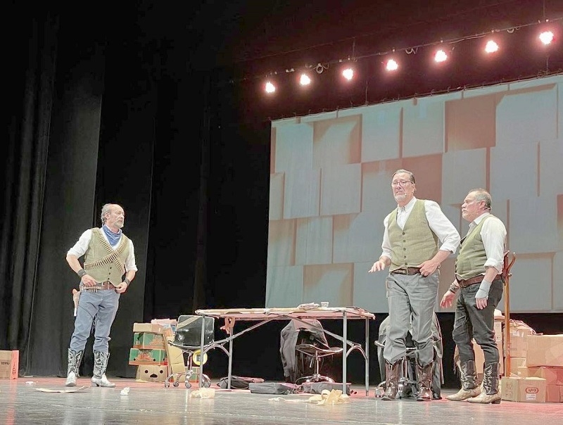 En Linares se presentó comedia  “Los Emprendeudores”