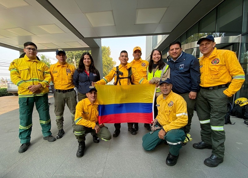   Brigadistas colombianos se unen al combate de incendio forestal en Longaví