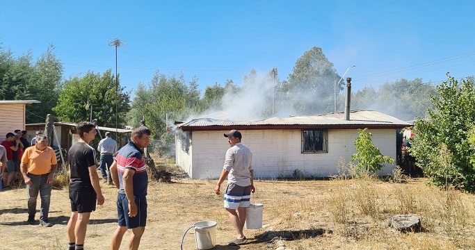 Incendio afectó a vivienda en San Antonio Encina de Linares 