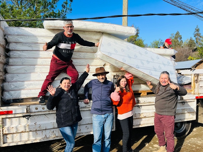   Vecinos de Alto Las Cumbres y Los Aromos en el camino al embalse Ancoa reciben ayuda de la Asociación de Constructores Civiles UC