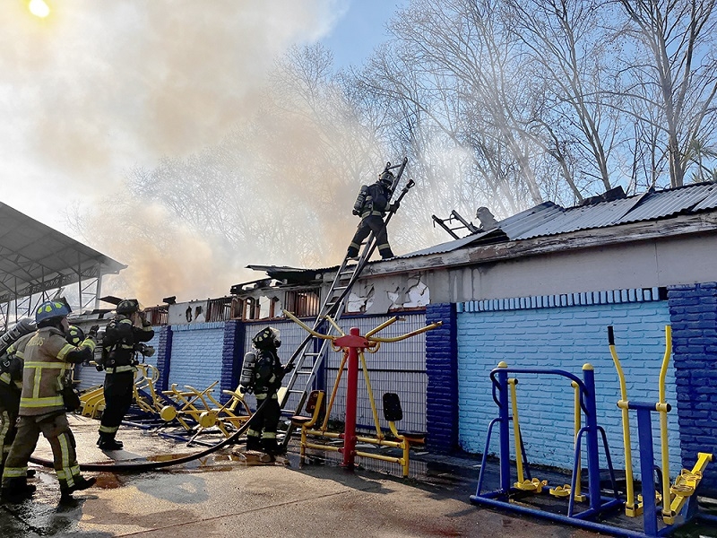 Yerbas Buenas: incendio afectó al Liceo Juan de Dios Puga y dependencias del DAEM