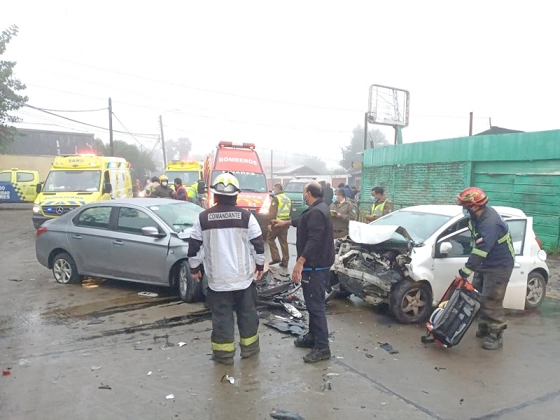 Linares: Tres lesionados en colisión de vehículos en sector oriente