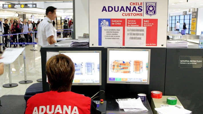 Falta de scanner: Contraloría detectó falencias en el control de Aduanas en aeropuerto de Santiago