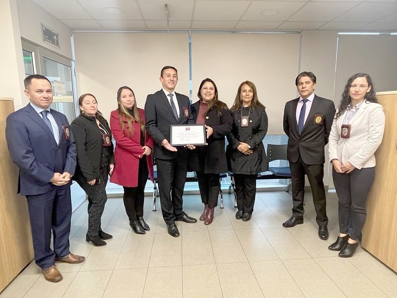 Delegada Priscila González entregó reconocimiento a Departamento de Migraciones y Policía Internacional de la PDI Linares