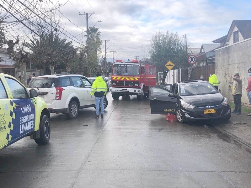 Colisión de vehículos dejó 3 lesionados en sector poniente de Linares