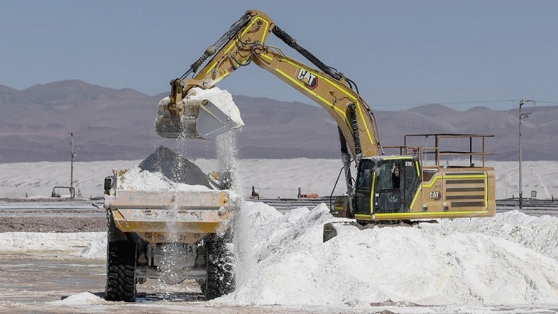Chile abre convocatoria para inversionistas interesados en explotar litio