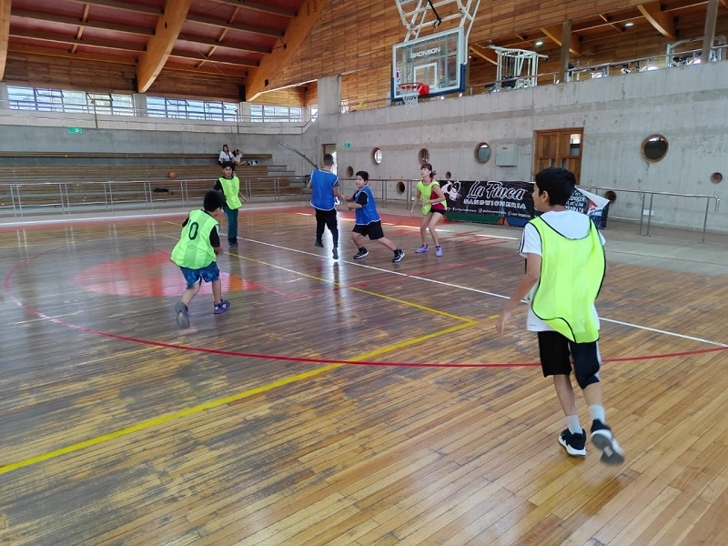 Linares: El baloncesto continúa trabajando con talleres de verano para damas y varones 