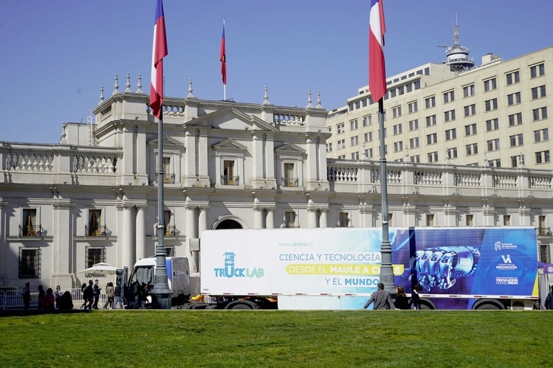 Laboratorio científico móvil de la UTalca inauguró Festival de las Ciencias en La Moneda     