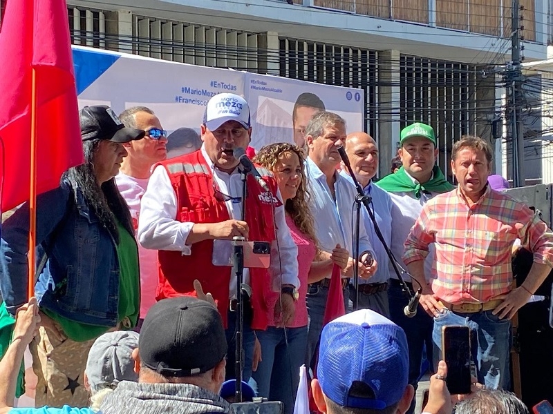 En Plaza de Armas se realizó Banderazo en apoyo a la reelección de Mario Meza como alcalde de Linares