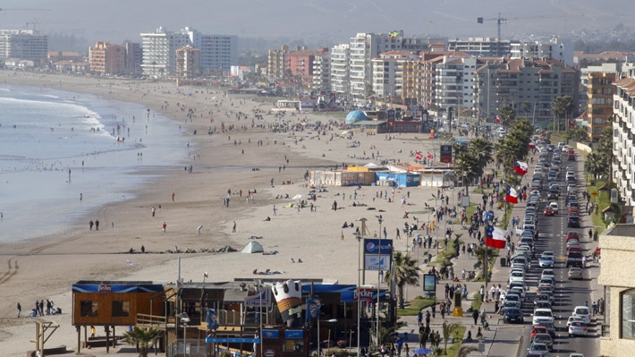 Ola de turistas argentinos en La Serena colapsa las casas de cambio: "En 1990 pasó lo mismo"