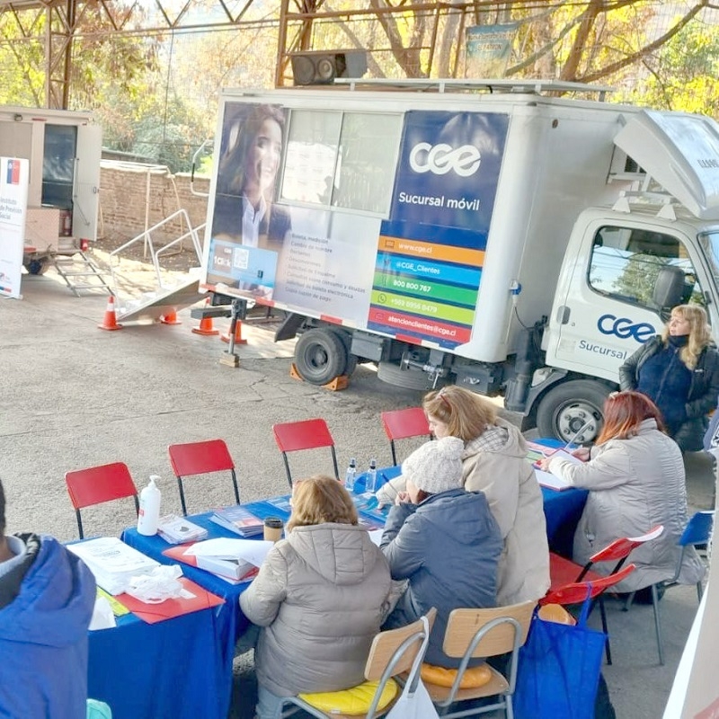 Oficina móvil de CGE atendió a más de 15 mil clientes en zonas rurales de siete regiones del país