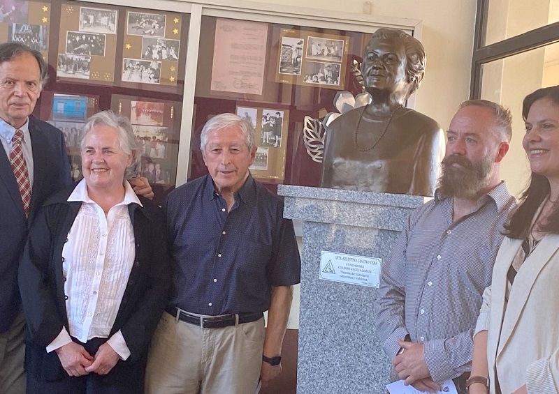 Ex alumnos generación 1974 Homenaje a Ernestina Cancino Vera fundadora del colegio Lucila Godoy 