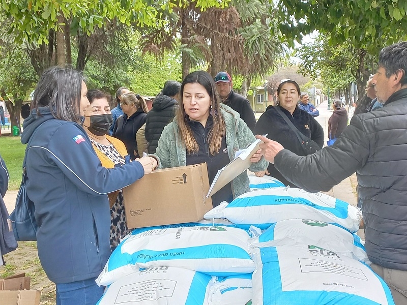 Usuarios de INDAP  de Villa Alegre recibieron fertilizantes de Siembra por Chile