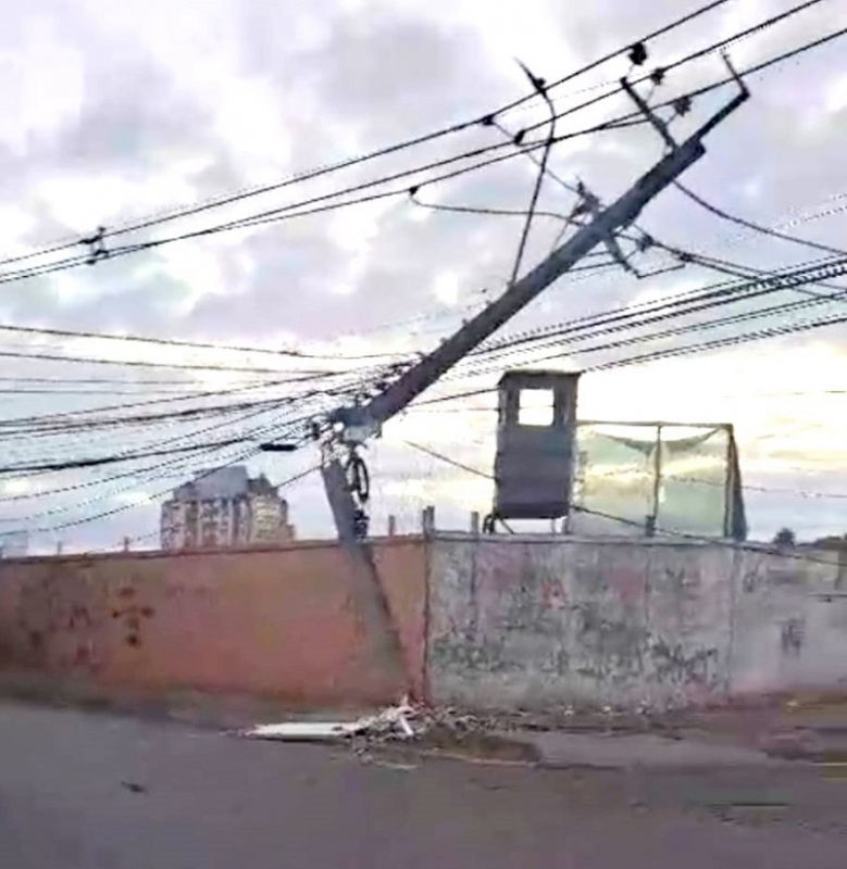 Linares: Nuevos daños provocó en poste de tendido público paso de camión de altura