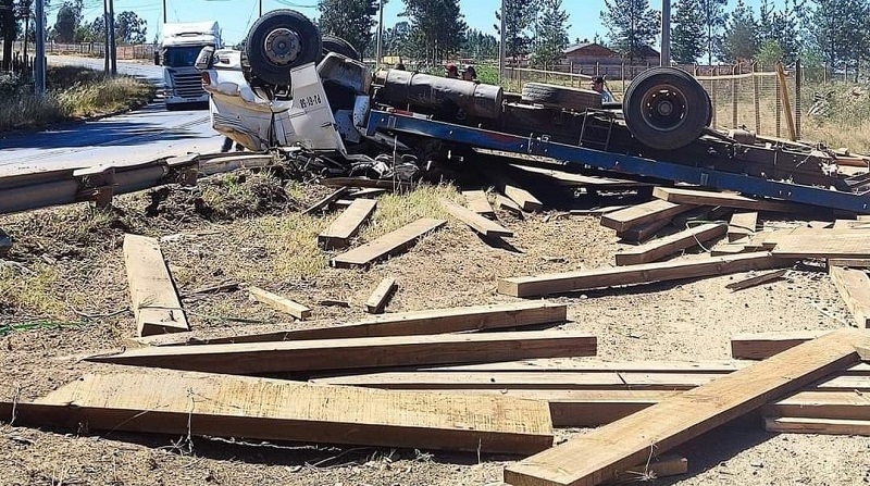 Dos fallecidos en volcamiento de camión en ruta San Javier-Constitución