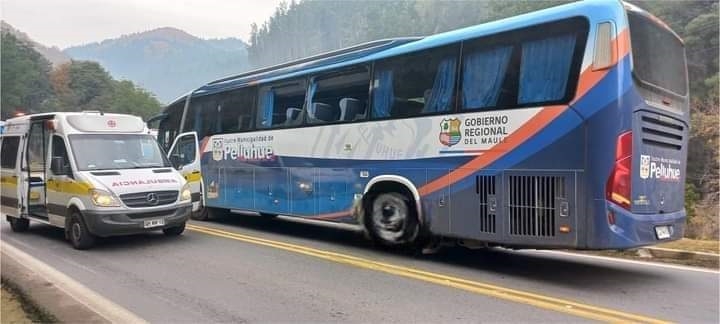 Pelluhue: colisión de bus municipal con camión  dejó 6 estudiantes lesionados leves