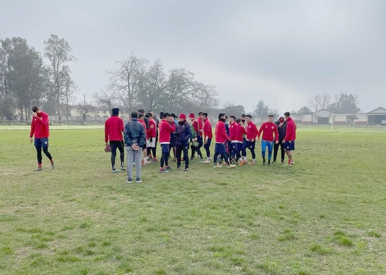 Con bajas temperaturas:  Albirrojos continúan su preparación para el partido ante Rancagua Sur 