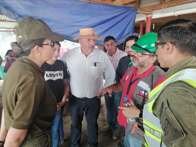 CARABINEROS DESARROLLA TRABAJO PREVENTIVO DURANTE INCENDIOS FORESTALES QUE AFECTAN AL MAULE.