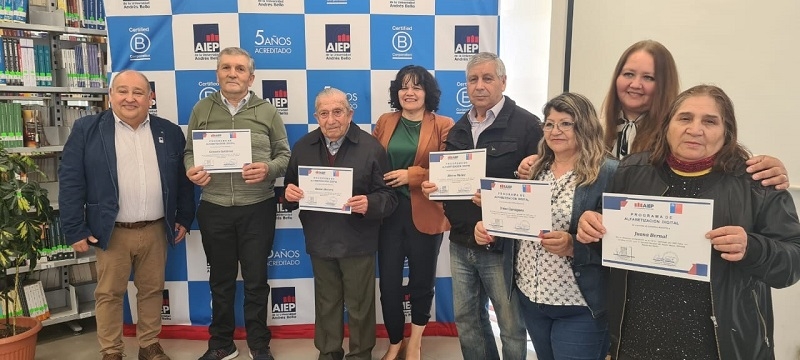 Personas mayores del Maule finalizan curso de alfabetización digital