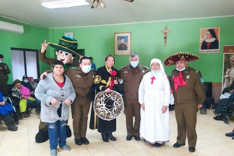 Carabineros de Linares celebraron el Día de la Madre en el Hogar de Ancianos San Camilo