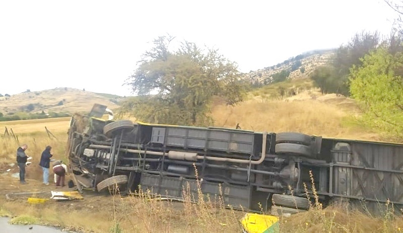 Dos fallecidos en volcamiento de bus en ruta San Javier-Constitución