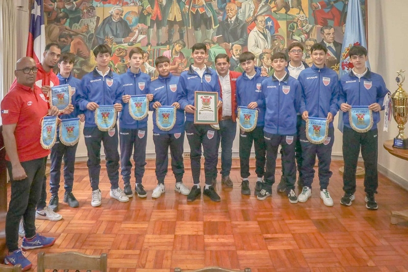 Con desayuno: Municipio de Linares saludó a los Campeones del Vóleibol U 17 