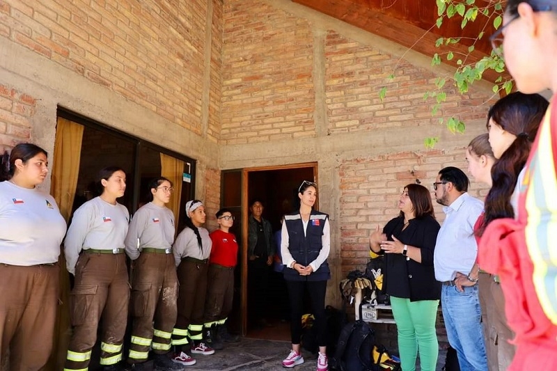 Decisiva participación de brigada femenina de CONAF Maule en el control de incendios forestales en Huasco