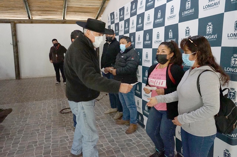  Alcalde de Longaví entregó incentivo económico a 57 pequeños agricultores de la comuna