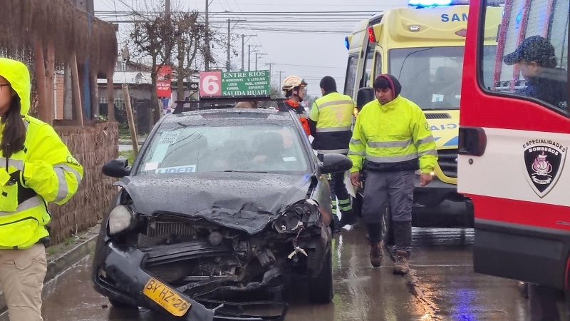  Colisión de vehículos movilizó a Bomberos de Linares