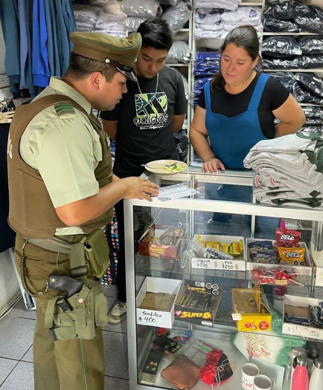 Linares:  Carabineros fortalece la seguridad en locales comerciales entregando información a locatarios y clientes